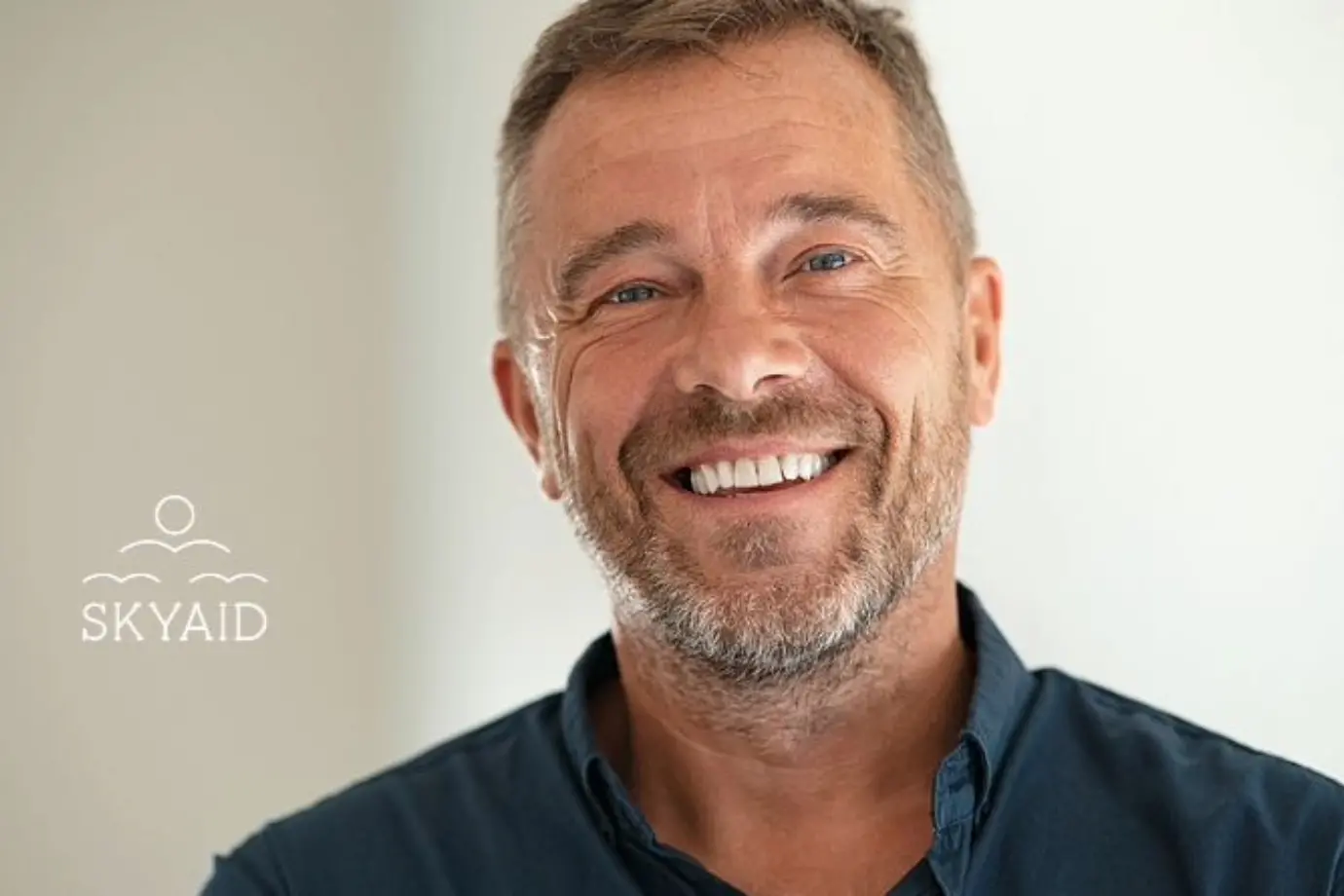 Hombre sonriente transmitiendo serenidad y bienestar interior desde la paz interior a través de la gratitud.