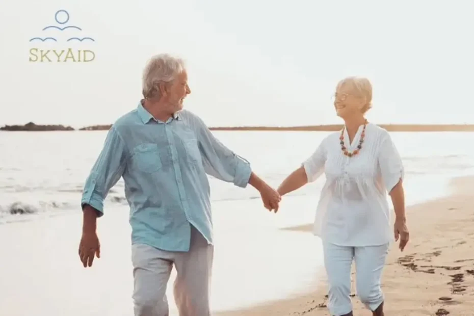 Relación de pareja verdadera: pareja mayor caminando por la playa.